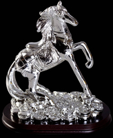 Статуэтка «Лошадь на монетах» на деревянной подставке